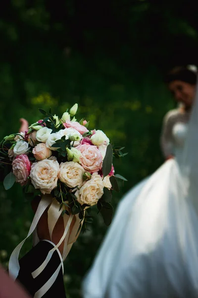 Älskande Brudgum Med Bröllopsbukett Med Blommor För Promenad Med Bruden — Stockfoto