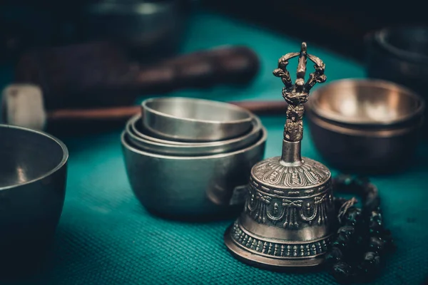 Şarkı söyleyen kaseler, çanlar ve tespih 2 numaralı meditasyon için.