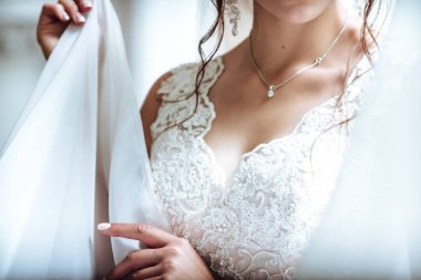 Beyaz elbiseli hassas gelin sabah düğüne gidiyor.