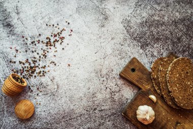 Gri arka planda kahvaltı hazırlamak için gerekli malzemeler