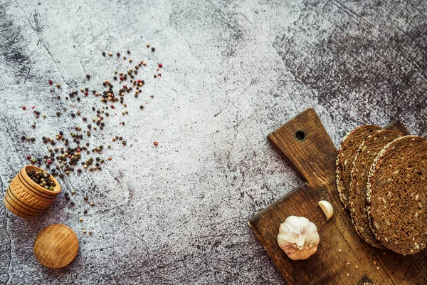 Pane Aglio Con Spezie Sfondo Grigio Cemento — Foto Stock