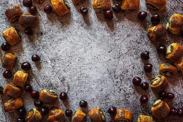 Piccoli Panini Freschi Fatti Casa Con Semi Papavero Ciliegie Tavolo — Foto Stock