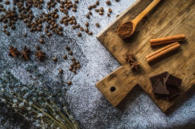 Kahve, çikolata, tarçın ve baharatlar kahverengi tahta 2 'de.