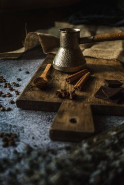 Kahve, çikolata, tarçın ve baharatlar kahverengi tahta üzerinde.