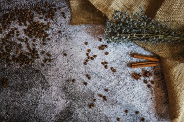 Kahve, çikolata, tarçın, lavanta ve baharatlar kahverengi tahta üzerinde