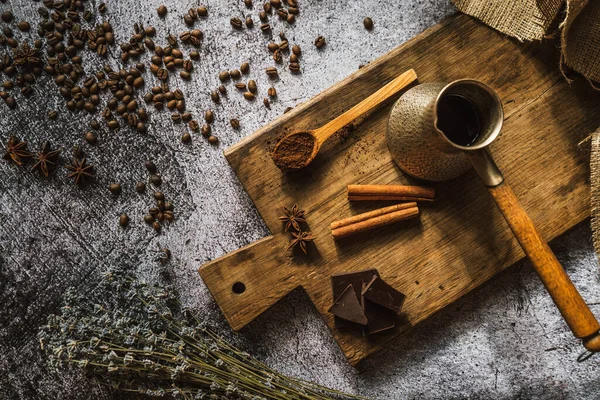 Caffè Cioccolato Cannella Spezie Una Tavola Legno Marrone — Foto Stock