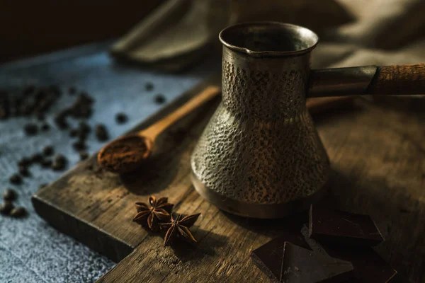 Caffè Cioccolato Fondente Spezie Una Tavola Legno Marrone — Foto Stock