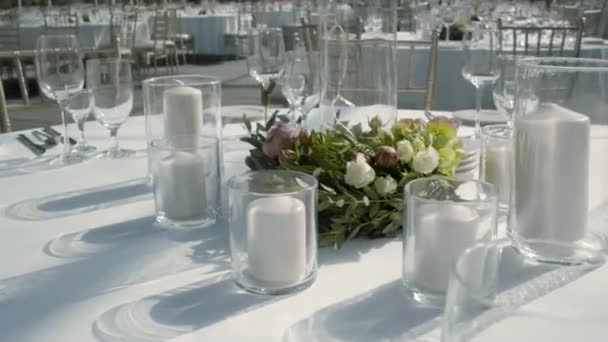 Hochzeitstisch Mit Dekorationen — Stockvideo