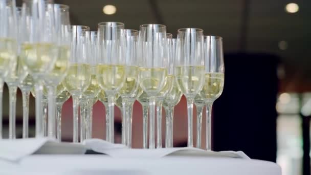 Gläser Champagner Bei Der Hochzeit — Stockvideo