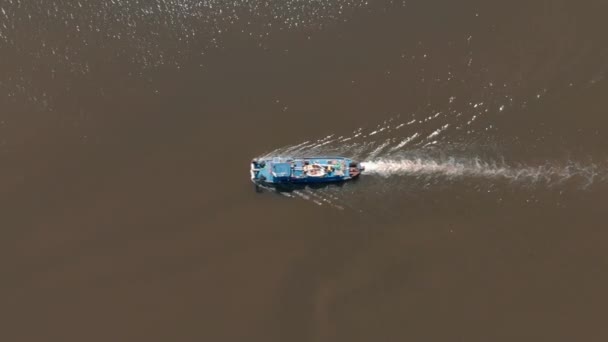 Boot auf dem Fluss. Luftbild.