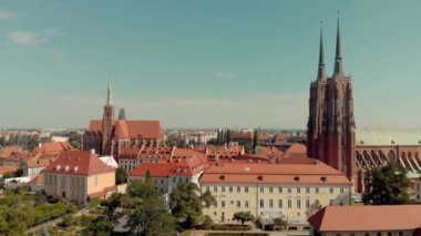 Polonya. Wroclaw. Ostrow Tumski, park ve Oder Nehri. Hava 4k video.