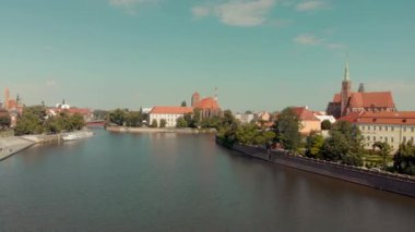 Polonya. Wroclaw. Ostrow Tumski, park ve Oder Nehri. Hava 4k video.