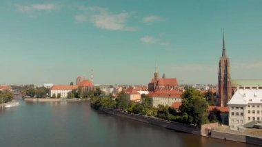 Polonya. Wroclaw. Ostrow Tumski, park ve Oder Nehri. Hava 4k video.