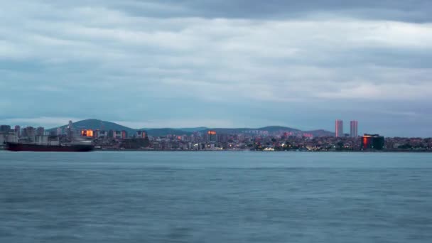 夕暮れ時 トルコのイスタンブールのスカイラインのパノラマ ビュー 時間経過 のビデオ — ストック動画