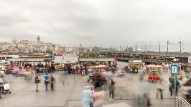 Istanbul, Türkiye. Galata köprüsü ve kule ve gıda kabinleri insanlara görünümünü. Time Lapse 4k Video.