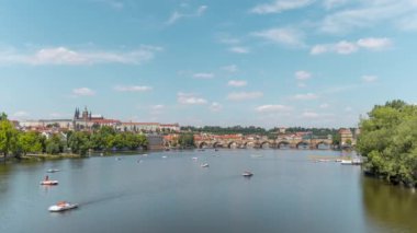 Prag Charles Köprüsü ve Vltava Nehri ile tekneler, Prague castle ve insanlar / Time Lapse Video 4k