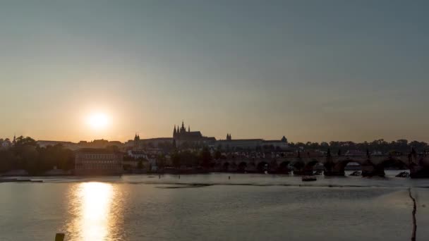 Karlsbron Prag Och Vltava Floden Med Båtar Prag Slott Och — Stockvideo