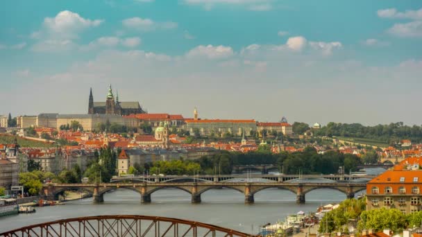 Prager Karlsbrücke Und Moldau Mit Booten Prager Burg Und Menschen Stock-Filmmaterial