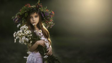 Ellerinde çiçeklerle bir alanda kız