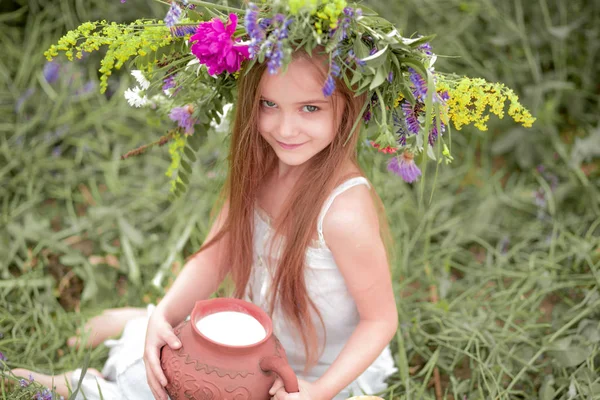 Дівчина в полі з квітами в руках — стокове фото