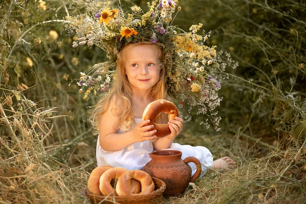 Дівчина в полі з квітами в руках — стокове фото