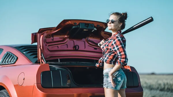 Bella Ragazza Bruna Con Una Mazza Baseball Mano Indossando Pantaloncini — Foto Stock