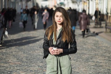 Güneşli bir gün yoğun bir sokakta temiz taze yüz ve büyük gözleri ile güzel genç kız