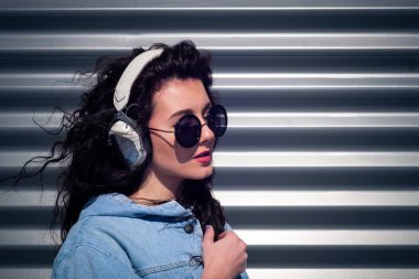 Koyu kıvırcık saç kulaklıklar müzik dinlerken güzel genç kız, sokak tarzı, açık portre, hipster kız, müzik, MP3, Bali, güzellik kadın, güneş gözlüğü, renk, konsept DJ