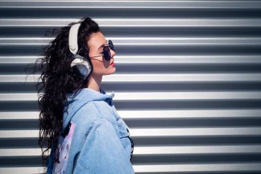 Koyu kıvırcık saç kulaklıklar müzik dinlerken güzel genç kız, sokak tarzı, açık portre, hipster kız, müzik, MP3, Bali, güzellik kadın, güneş gözlüğü, renk, konsept DJ