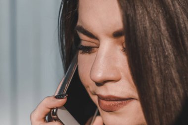Genç, çekici bir kadın cep telefonuyla arıyor. Boş zamanlarında kafede tek başına oturuyor. Güzel gülüşlü çekici bir kadın kafede dinlenirken cep telefonuyla konuşuyor.