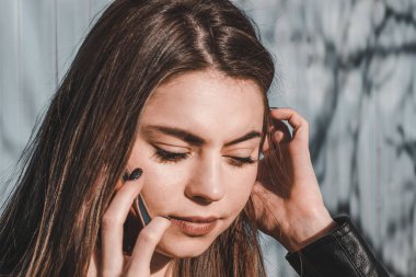 Genç, çekici bir kadın cep telefonuyla arıyor. Boş zamanlarında kafede tek başına oturuyor. Güzel gülüşlü çekici bir kadın kafede dinlenirken cep telefonuyla konuşuyor.