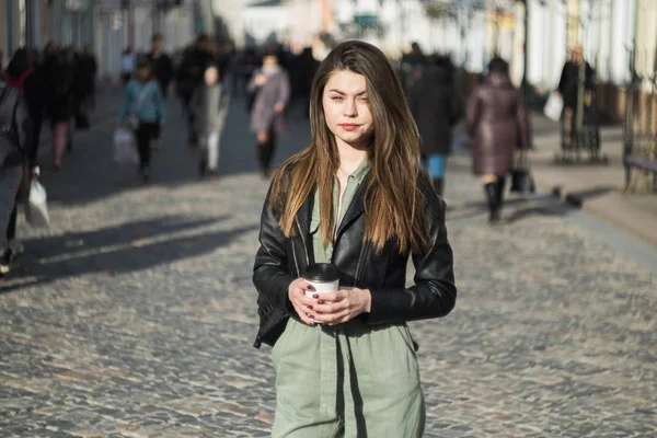 Hermosa Joven Con Cara Limpia Fresca Ojos Grandes Una Calle — Foto de Stock