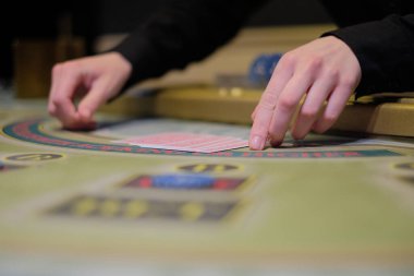 Kumarhanedeki satıcı kart dağıtır, kart ve fiş dağıtır.