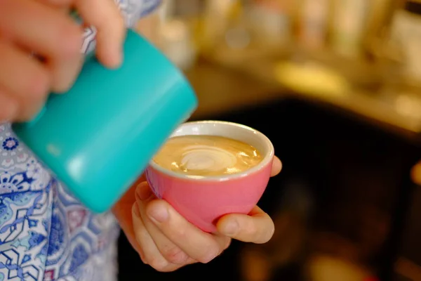 卡布奇诺咖啡或拿铁咖啡中倒入牛奶的咖啡店 — 图库照片