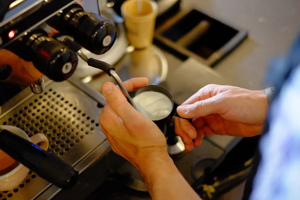 Barista Kapuçino Yapıyor Barmen Kahve Hazırlıyor — Stok fotoğraf