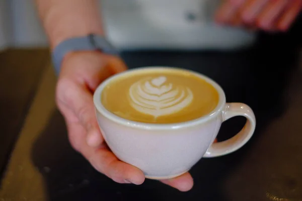 Barista Membuat Cappuccino Bartender Menyiapkan Minuman Kopi — Stok Foto