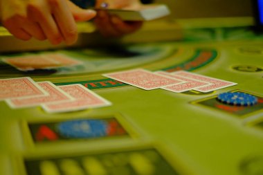 Satıcının elindeki kartları karıştırma görüntüsünü kapat