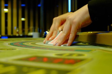 Satıcının elindeki kartları karıştırma görüntüsünü kapat