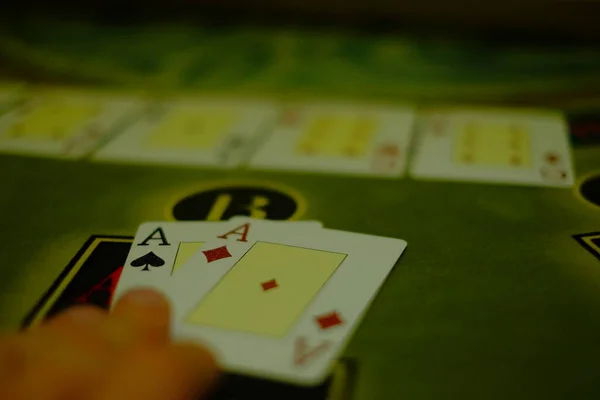 Азартные Игры Покер Игрок Открывает Комбинацию Пары Тузов Казино Интерьера — стоковое фото