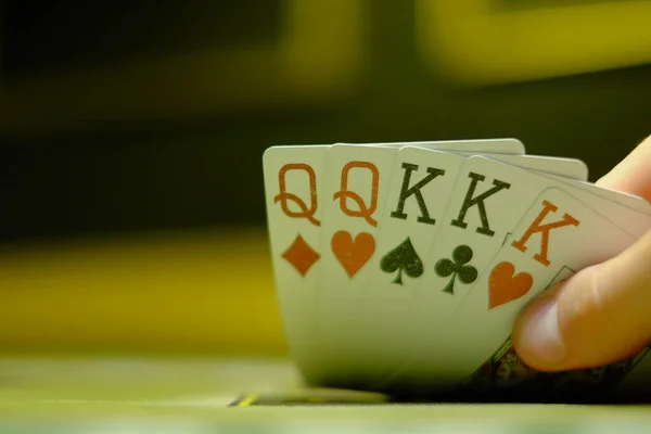 Игра Покер Игрок Открывает Полный Дом Комбинацию — стоковое фото