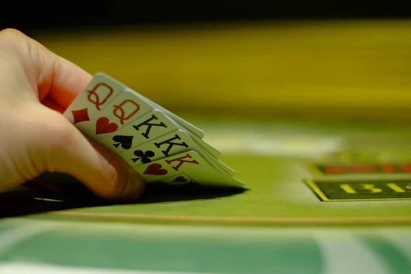 Игра Покер Игрок Открывает Полный Дом Комбинацию — стоковое фото