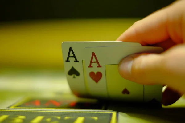 Азартні Ігри Покер Гравець Відкриває Комбінацію Двох Асів Інтер Казино — стокове фото