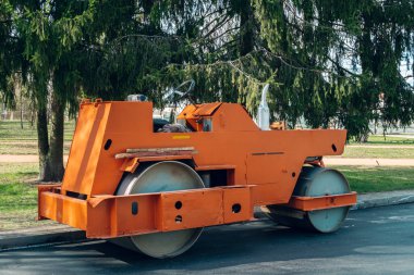 Eski bir turuncu kaldırım taşı. Eski yol tekniği..