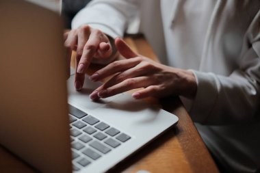 Portre, bir eller meşgul bir dizüstü bilgisayarda yazım