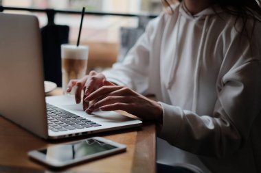 Portre, bir eller meşgul bir dizüstü bilgisayarda yazım