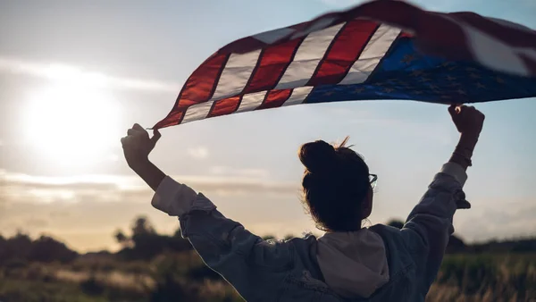 Egy Fiatal Gyönyörű Portréja Szemüvegben Farmerben Kezében Egy Lobogtató Amerikai — Stock Fotó