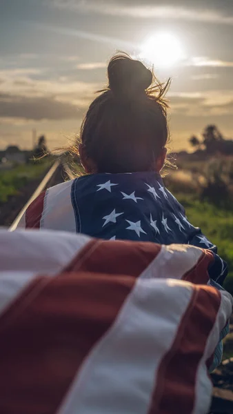 青い空の背景 愛国心の概念 デモンストレーション 抗議の彼女の手にアメリカの旗を振って眼鏡やジーンズの若い美しい女性の肖像画 — ストック写真