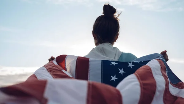 Портрет Молодой Красивой Женщины Очках Джинсах Размахивающим Американским Флагом Руках — стоковое фото