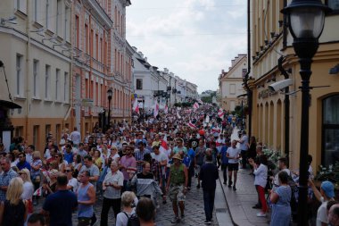 Grodno, Belarus 23 Ağustos 2020: Beyaz Rusya 'da barışçıl protestolar. Diktatör Lukashenko 'yu protesto eden Belarus 2020.