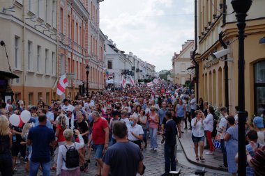 Grodno, Belarus 23 Ağustos 2020: Beyaz Rusya 'da barışçıl protestolar. Diktatör Lukashenko 'yu protesto eden Belarus 2020.